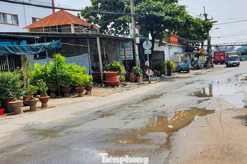 Theo người dân sống hai bên đường chia sẻ, đường xuống cấp nhiều năm nay hễ mưa xuống thì ngập đi lại khó khăn, còn nắng thì bụi bay mù mịt dính khắp cửa nhà. Trên đường có những đoạn xuất hiện ổ gà do các xe chở quá tải chạy giờ cấm.