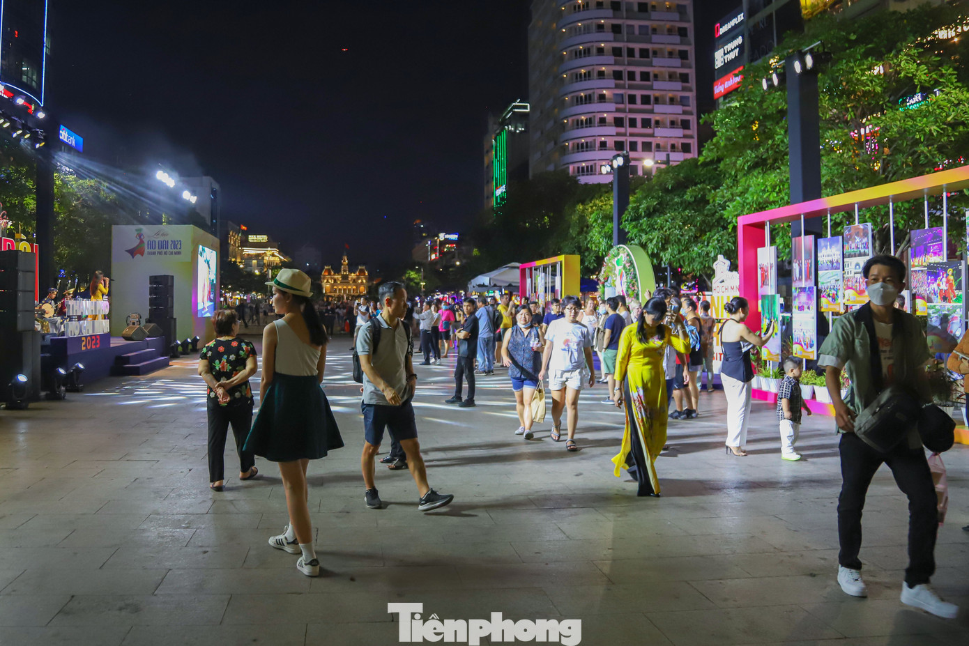 Trong khuôn khổ chương trình, phố đi bộ Nguyễn Huệ là Không gian Áo dài với những hoạt động biểu diễn trang phục áo dài cùng loại hình di sản văn hóa phi vật thể như Quan họ, Ví dặm, Đờn ca tài tử.