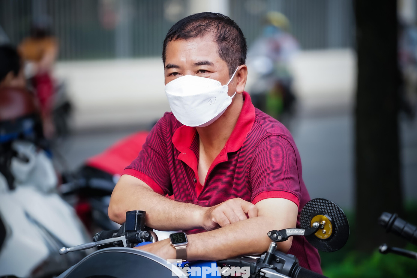 “Vì đoạn đường về nhà khá xa, chưa kể kẹt xe làm mất nhiều thời gian của cháu nên thay vì dự định quay về nhà thì tôi quyết định tìm chỗ ngồi đợi, dù nắng cỡ nào tôi cũng phải đợi cho cháu ra rồi chở đi tìm quán nước để cho cháu nghỉ ngơi, ôn bài cho buổi thi chiều nay”, anh Nguyễn Minh Tâm (ngụ quận 12) chia sẻ với phóng viên.