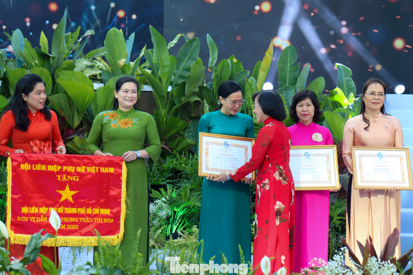 Bên cạnh đó, Hội Liên hiệp Phụ nữ Việt Nam cùng UBND thành phố cũng đã trao tặng cờ thi đua và những phần quà, bằng khen đến chi hội phụ nữ trên địa bàn thành phố.