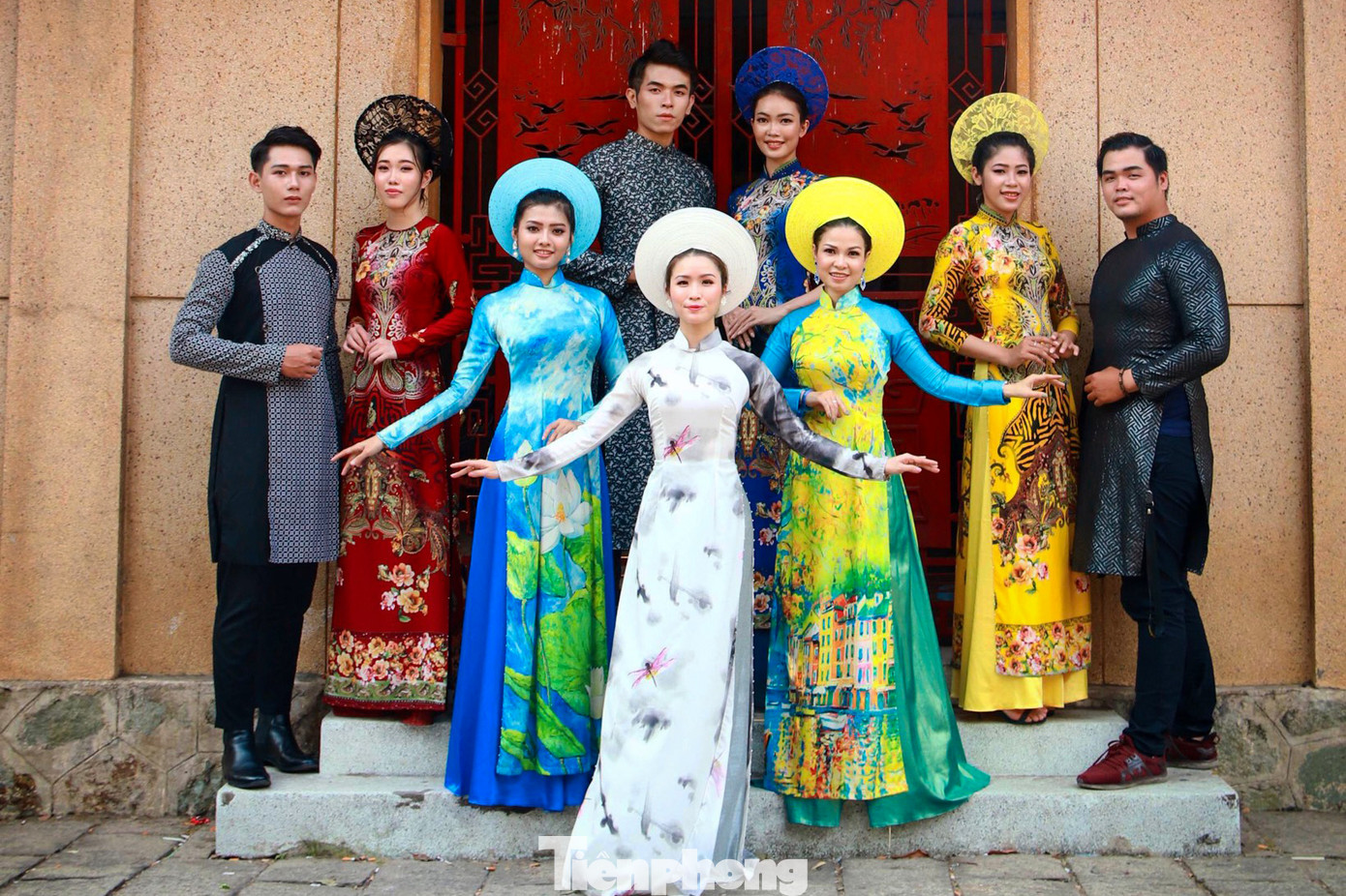 Ghi nhận tại Lăng Ông Bà Chiểu (quận Bình Thạnh), có khá nhiều bạn trẻ phối hợp với các nhà thiết kế để thuê những bộ trang phục áo dài "cực phẩm" đến đây chụp ảnh.