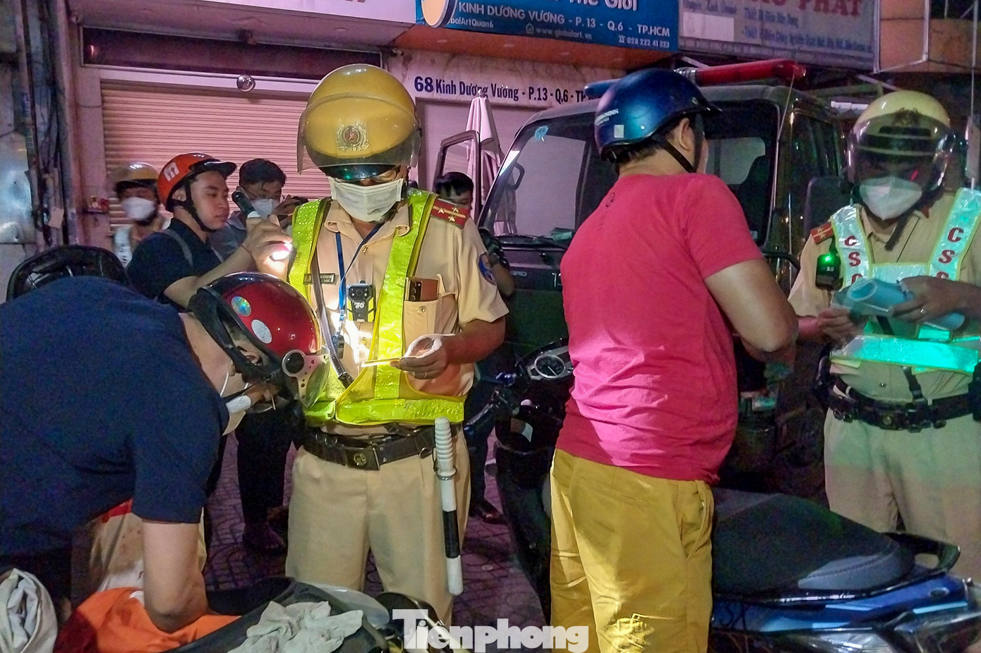 Đội CSGT Phú Lâm kiểm tra nồng độ cồn ngẫu nhiên đối với người điều khiển xe máy. Đội CSGT Phú Lâm kiểm tra nồng độ cồn ngẫu nhiên đối với người điều khiển xe máy.