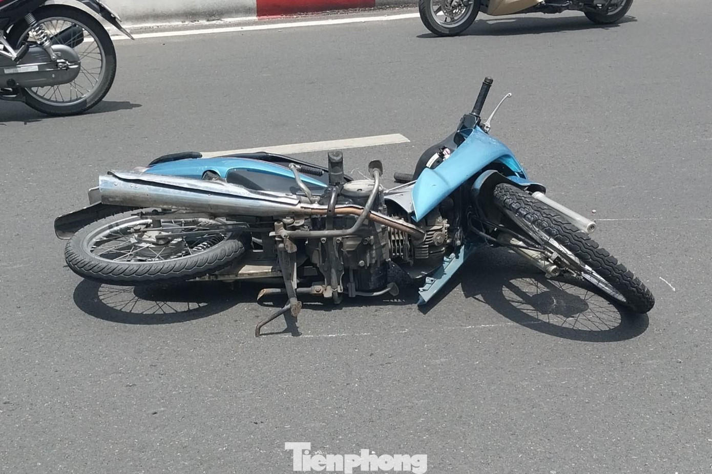 Chiếc xe máy do người đàn ông điều khiển bị hư hỏng nặng