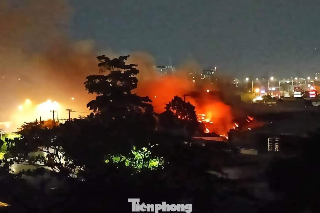 Vụ cháy tạo cột khói cao hơn chục mét Vụ cháy tạo cột khói cao hơn chục mét