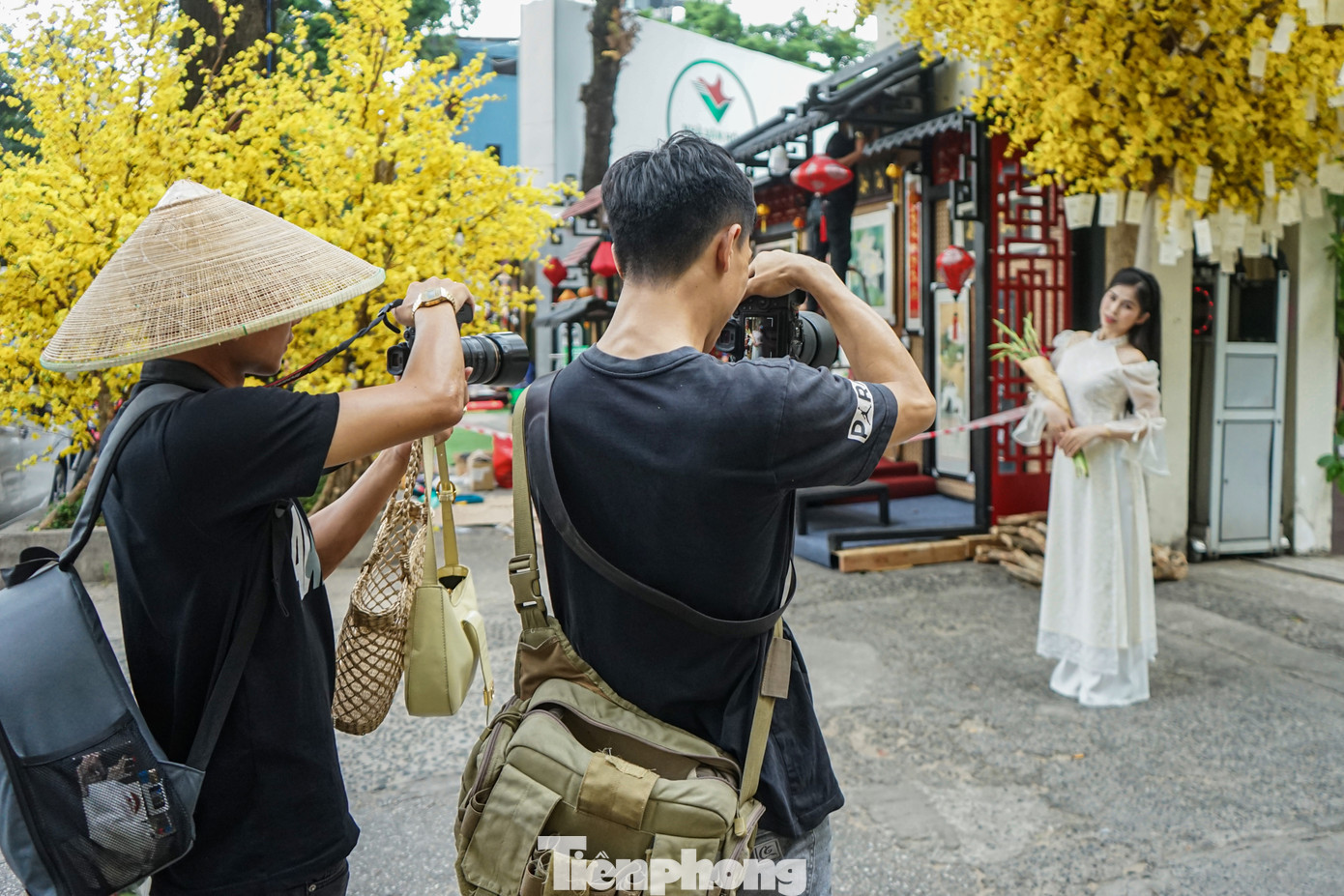 Là địa điểm được nhiều người trông chờ từng ngày để được thỏa sức chụp hình và đắm mình trong những không gian rực rỡ sắc xuân, mặc dù vẫn còn đang trong thời gian thi công thế nhưng Phố ông đồ cũng đã thu hút nhiều bạn trẻ đến check in từ khá sớm.