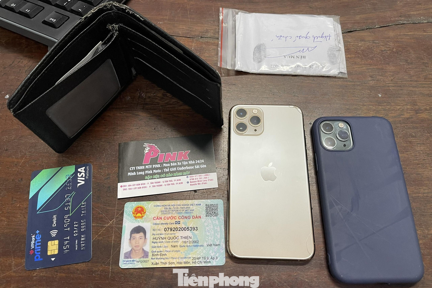 Tang vật chiếc điện thoại iphone 11 Promax (bên phải) được bàn giao cho công an phường 4 Tang vật chiếc điện thoại iphone 11 Promax (bên phải) được bàn giao cho công an phường 4