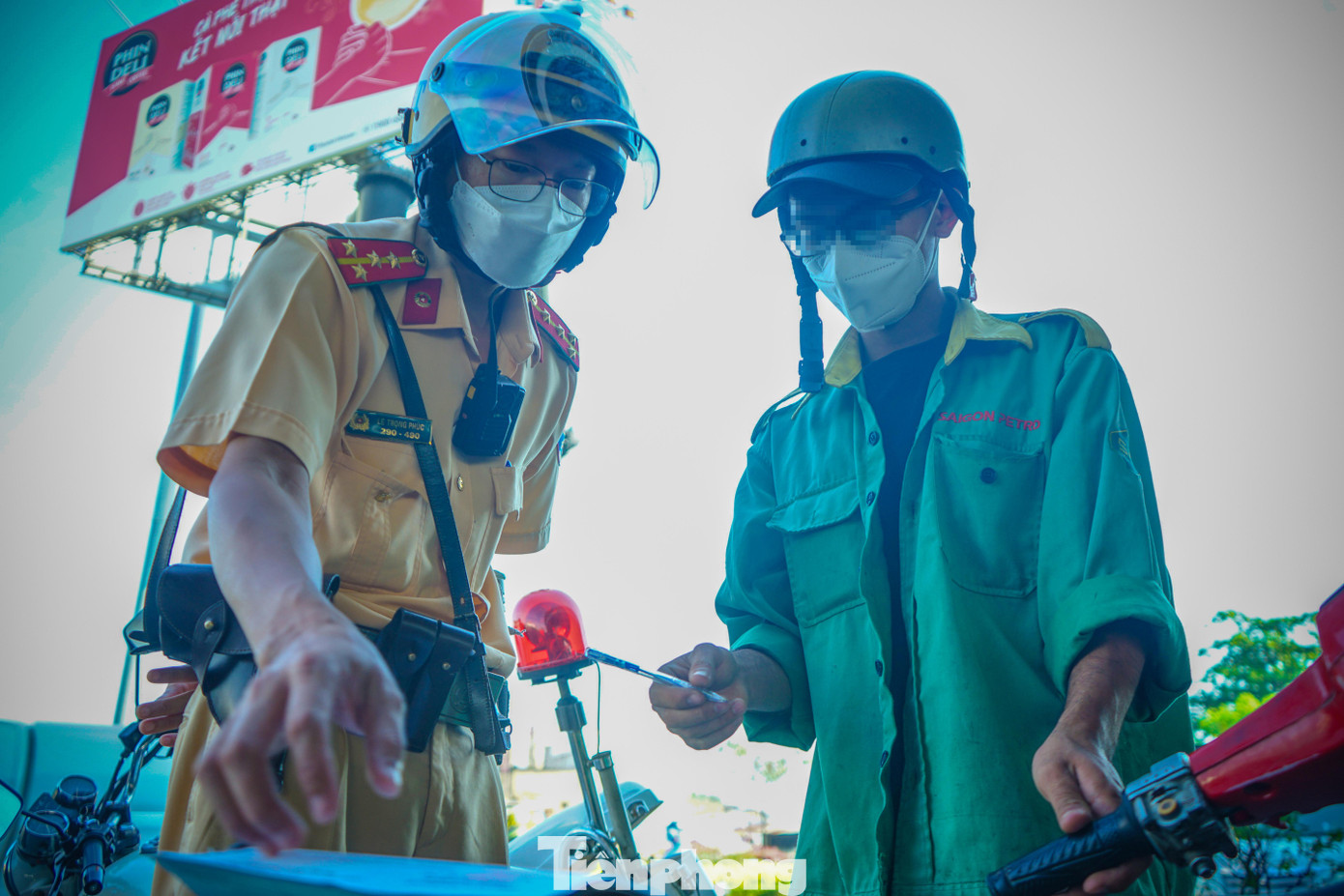 Anh N ký biên bản vi phạm và cho hay chủ xe đã chấp nhận bỏ luôn cả xe và mua một chiếc xe cũ khác để cho anh N chạy tiếp.