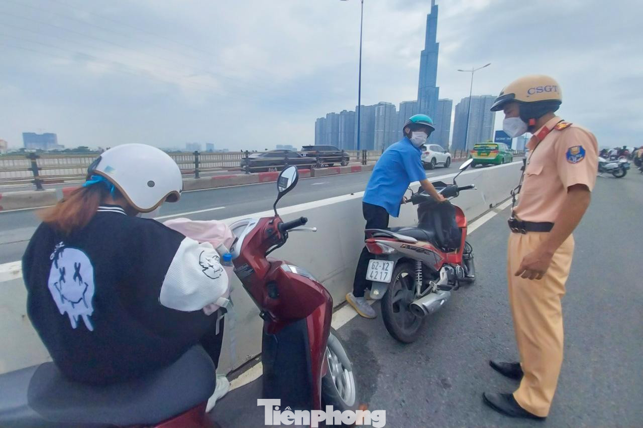 CSGT hỏi thăm sức khỏe và hỗ trợ nam sinh bị té ngã CSGT hỏi thăm sức khỏe và hỗ trợ nam sinh bị té ngã