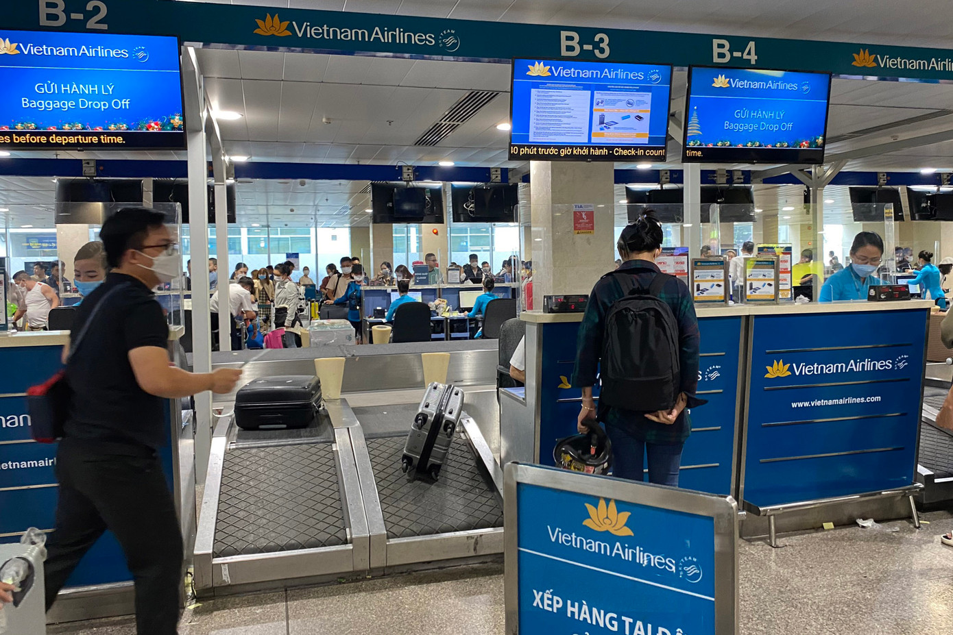 Bên trong quầy làm thủ tục của các hãng hàng không, các nhân viên liên tục hỗ trợ người dân làm thủ tục và hướng dẫn hành khách lên khu vực kiểm tra an ninh để ra máy bay.