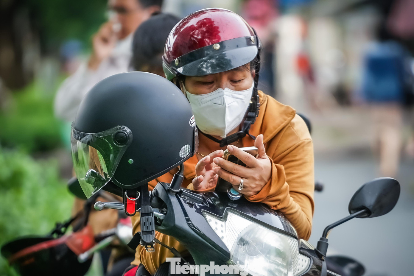 Là phụ huynh có thí sinh tham gia dự thi tại điểm này, chị Phan Thị Anh Thư (ngụ quận 3) cho biết, mặc dù nhà ở rất gần điểm thi nhưng tôi vẫn chọn cách bấm điện thoại giết thời gian đứng chờ trước cổng vì rất lo lắng cho con. Nếu trong trường hợp chẳng may có trục trặc xảy ra thì chỉ có tôi mới có thể là chỗ dựa vững chắc cho cháu.