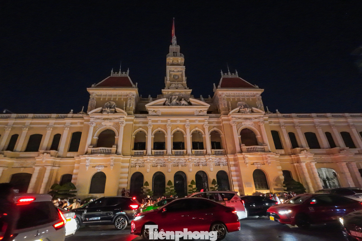 Bên cạnh các khu vui chơi chơi giải trí, nhiều trụ sở các cơ quan như tòa nhà UBND TPHCM, khách sạn cũng đồng loạt tắt đèn chiếu sáng, đèn trang trí để hưởng ứng.