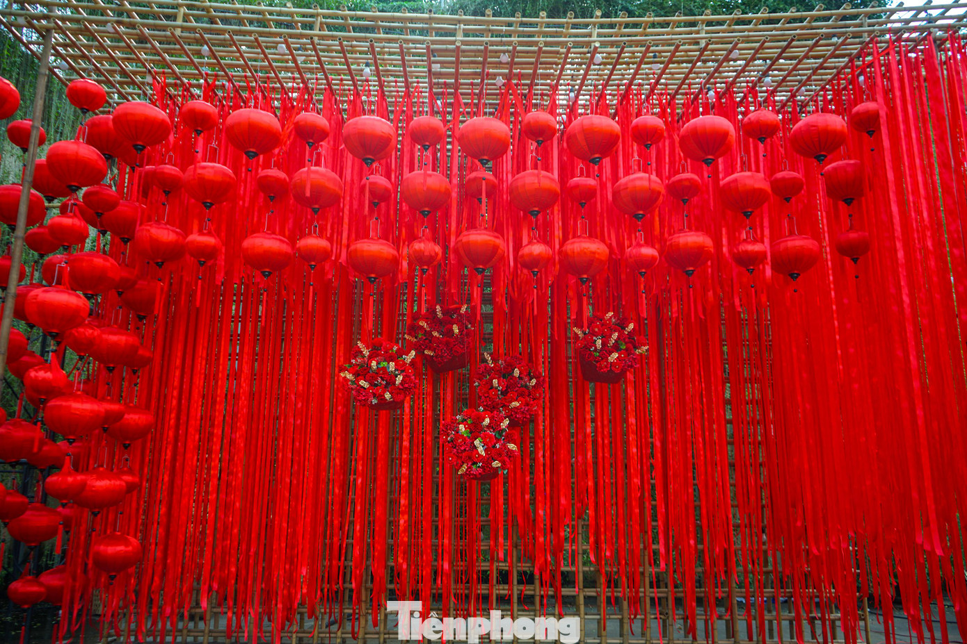 Một tiểu cảnh ở phố ông đồ được trang trí bằng lồng đèn.