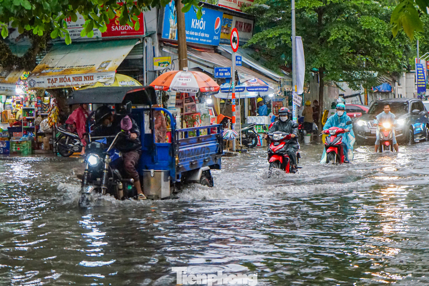 Tương tự như đường Ung Văn Khiêm, tại đường Tô Ngọc Vân và đường Quốc Hương (TP.Thủ Đức) ứng dụng UDI của Công ty TNHH MTV Thoát nước đô thị cũng phát cảnh báo bị ngập sâu kéo dài nhiều giờ.