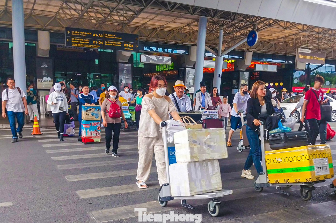 Ghi nhận của PV Tiền Phong tại cửa ga đến lúc 17h chiều 25/1 (tức mùng Bốn Tết), số lượng hành khách đáp chuyến bay trở lại TPHCM rất đông.