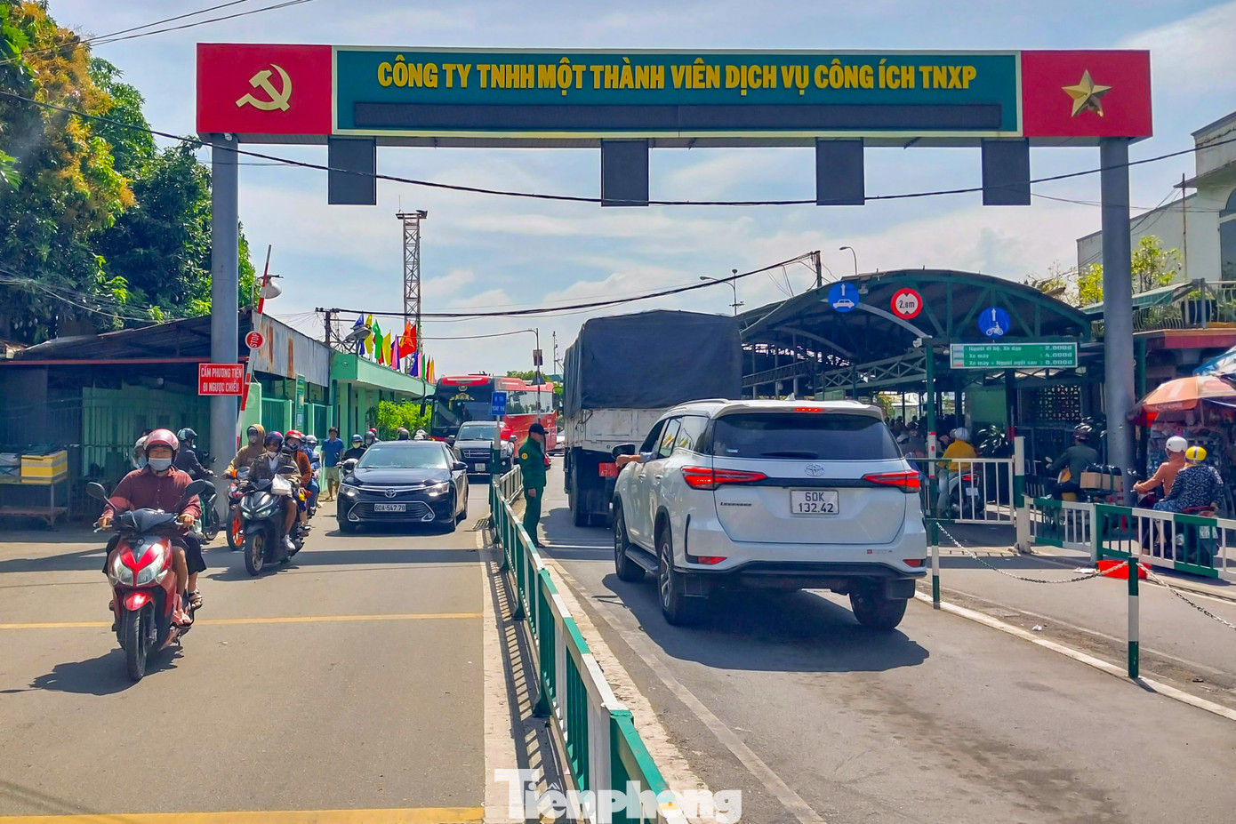 Ghi nhận trong sáng nay, mặc dù lượng phương tiện qua phà phía TPHCM đông đúc nhưng vẫn không xảy ra tình trạng ùn ứ như những ngày trước kỳ nghỉ Tết Nguyên Đán.