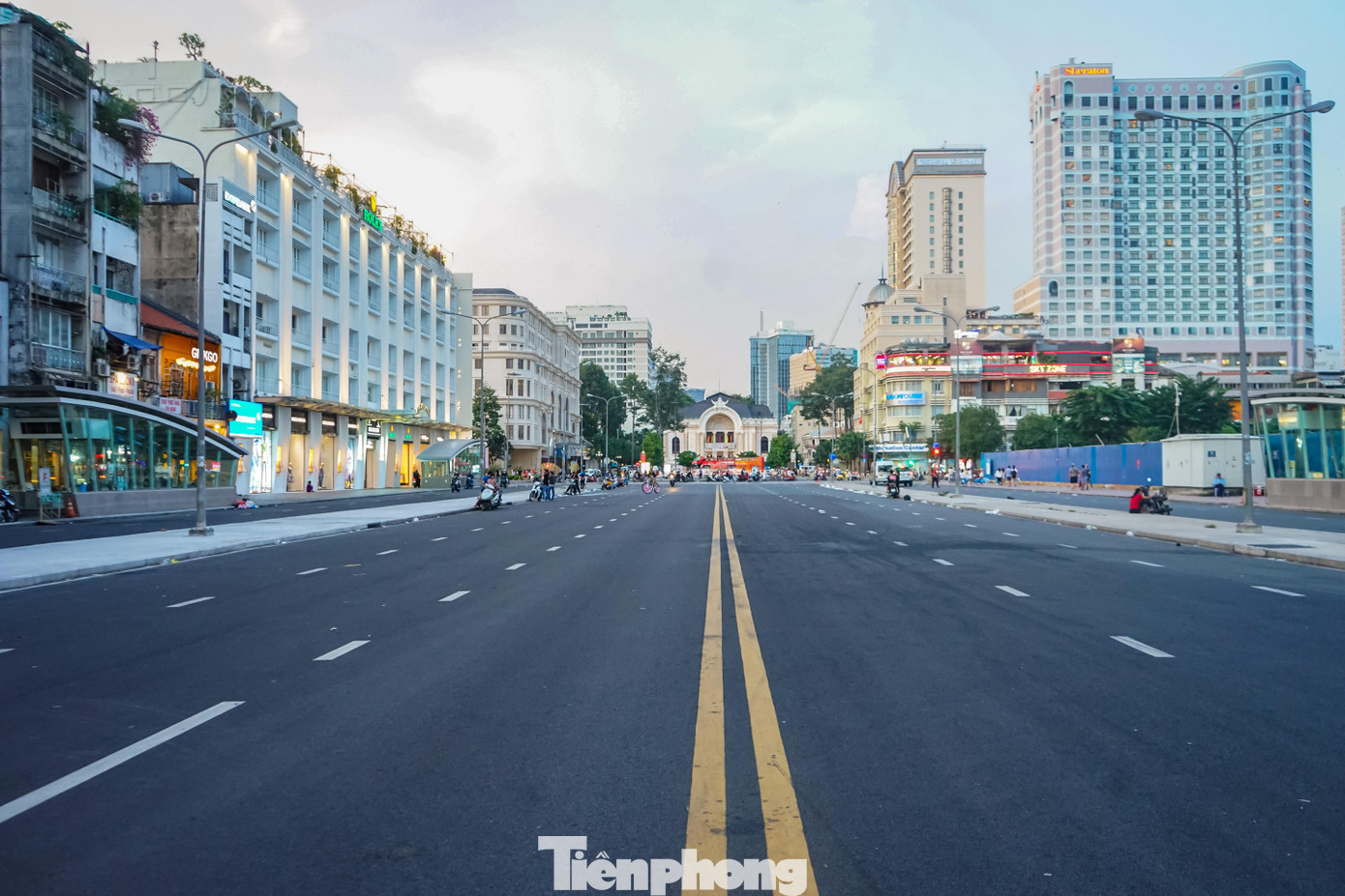 Nằm ngay khu vực trung tâm thành phố, sau khi dự án metro số 1 Bến Thành - Suối Tiên tháo dỡ lô cốt, hoàn trả mặt bằng phục vụ giao thông từ cuối tháng 4/2022, đường Lê Lợi (phường Bến Nghé, quận 1) đã dần trở lại không khí nhộn nhịp của một trong những khu kinh doanh, mua sắm và ăn uống sầm uất nhất của TPHCM.