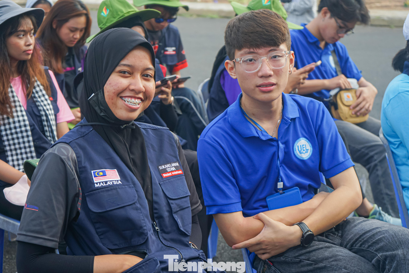 “Sau khi tham gia hoạt động trồng cây có ý nghĩa to lớn góp phần bảo vệ môi trường như thế này, em cảm thấy rất vui và học hỏi được nhiều điều, được giao lưu cùng các bạn tình nguyện viên Malaysia” - một nữ đoàn viên chia sẻ với Tiền Phong.