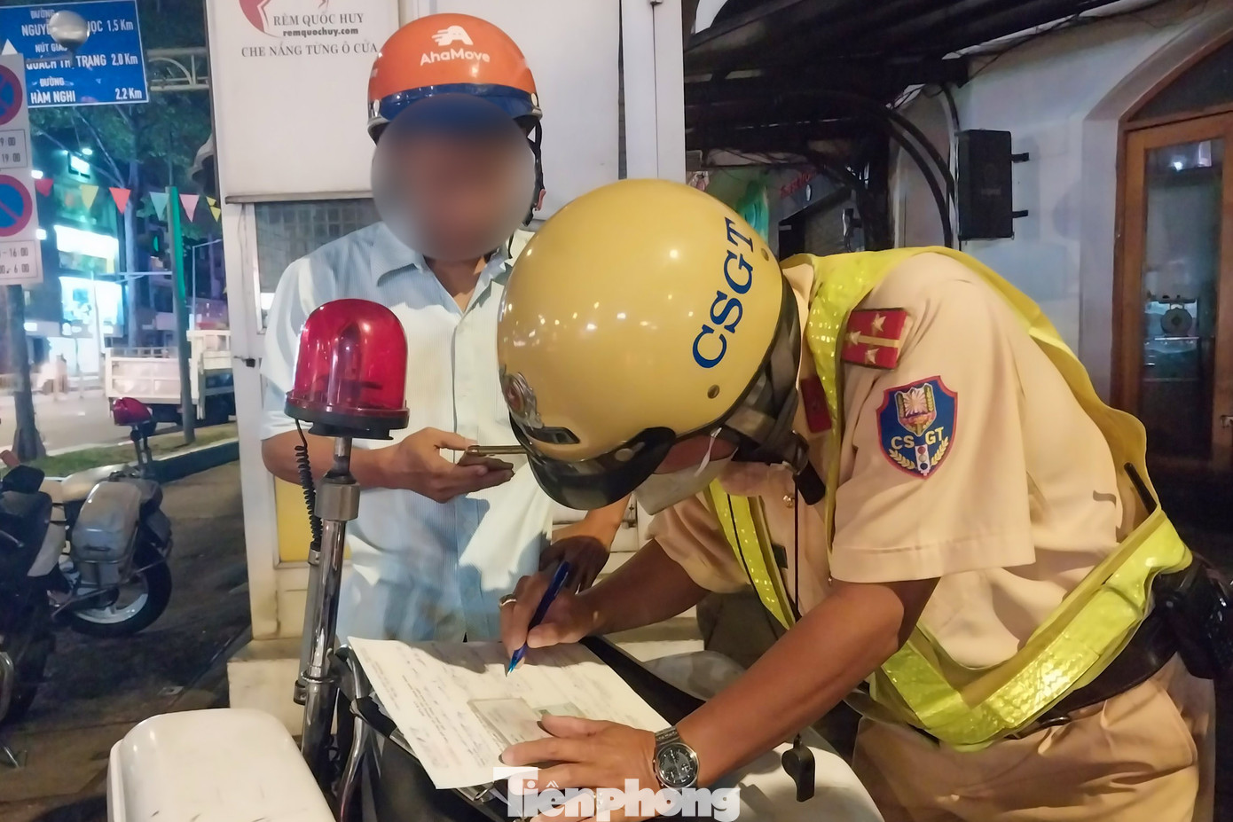 CSGT lập biên bản xử phạt anh V vì lỗi sử dụng rượu bia khi tham gia giao thông CSGT lập biên bản xử phạt anh V vì lỗi sử dụng rượu bia khi tham gia giao thông