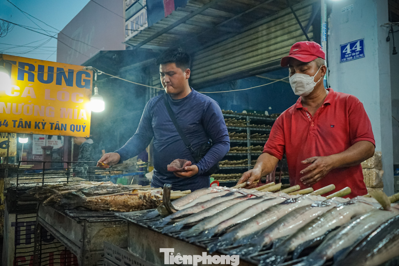 Do người dân đi mua cá quá đông, các cửa hàng phải huy động hàng chục người làm việc. Người nướng cá phải khéo léo, trở tay đều để cá không bị cháy.