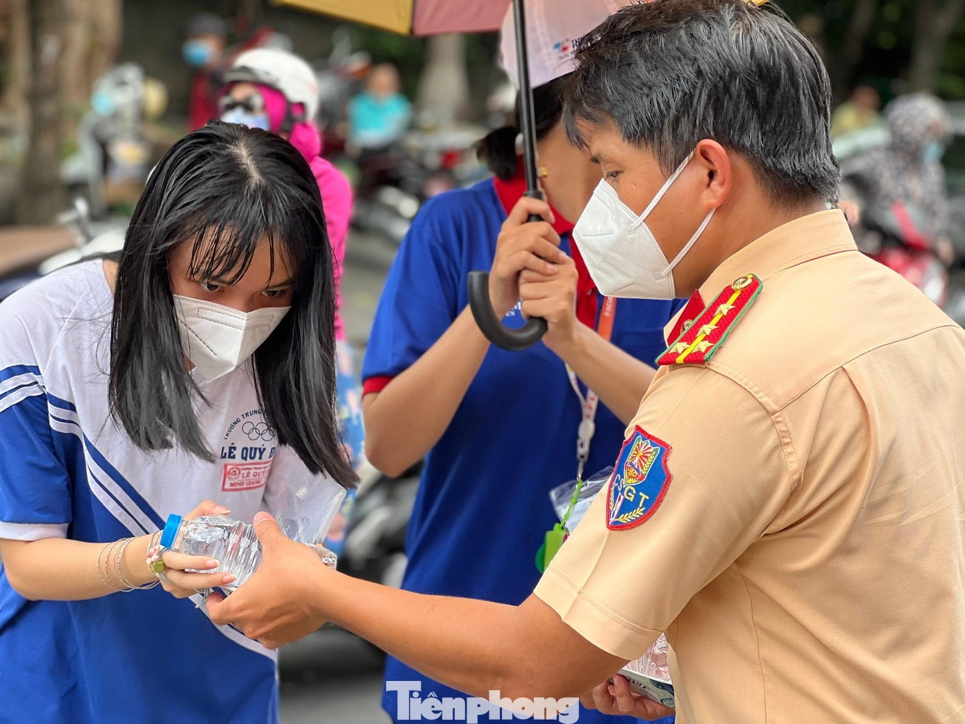 Ngoài việc điều tiết giao thông, bên cạnh đó các cán bộ chiến sĩ CSGT còn phân phát nước uống, bút viết hỗ trợ cho các thí sinh, giúp các thí sinh yên tâm hơn, làm bài tốt hơn.