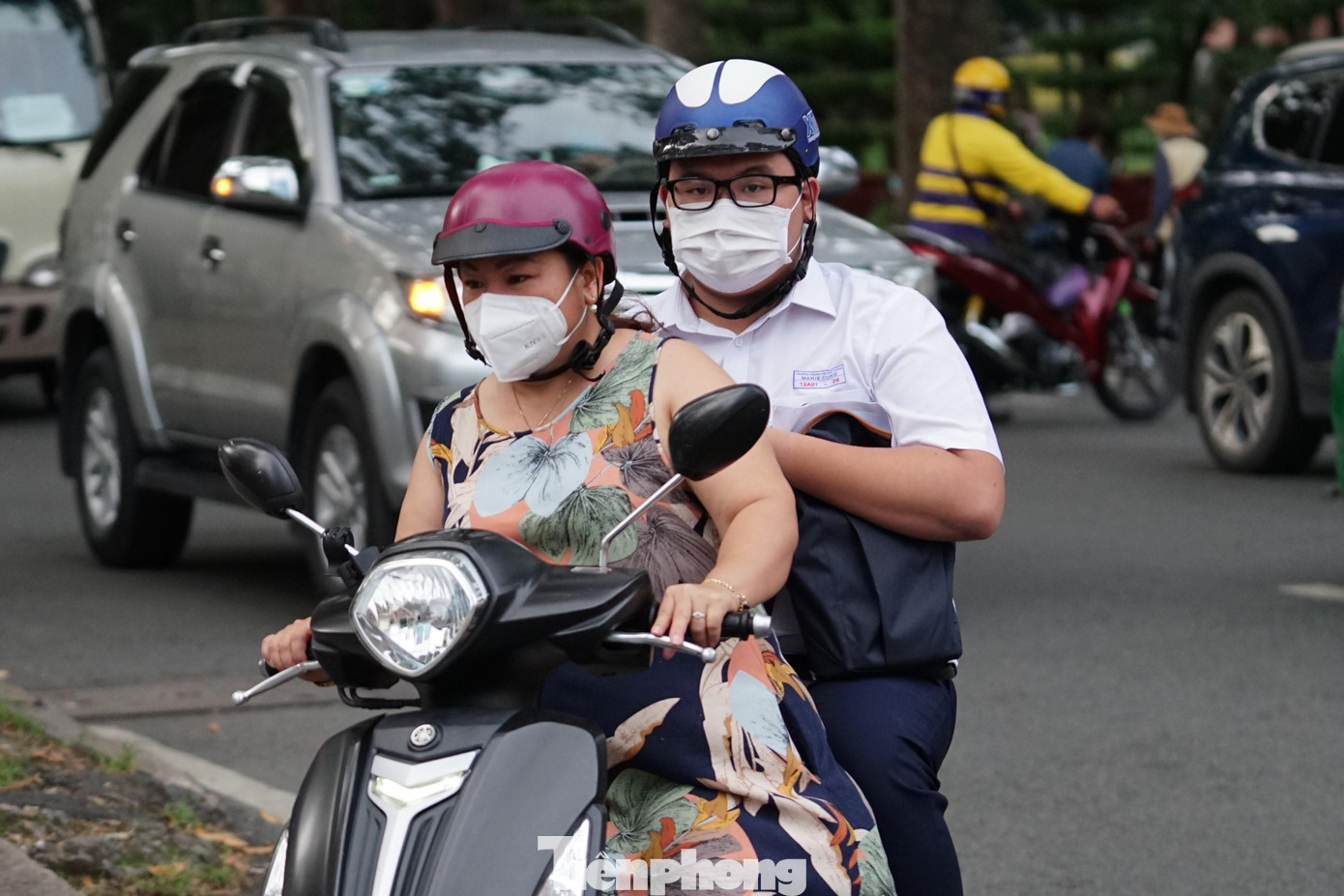 &quot;Mặc dù đi từ rất sớm tránh kẹt xe, thế nhưng tôi và con trai vẫn bị trễ vài phút, may mắn là nhờ có lực lượng CSGT hỗ trợ nên tôi mới có thể chở con mình tới đúng giờ&quot;, chị Bạch Mai (ngụ quận 1) cho biết.