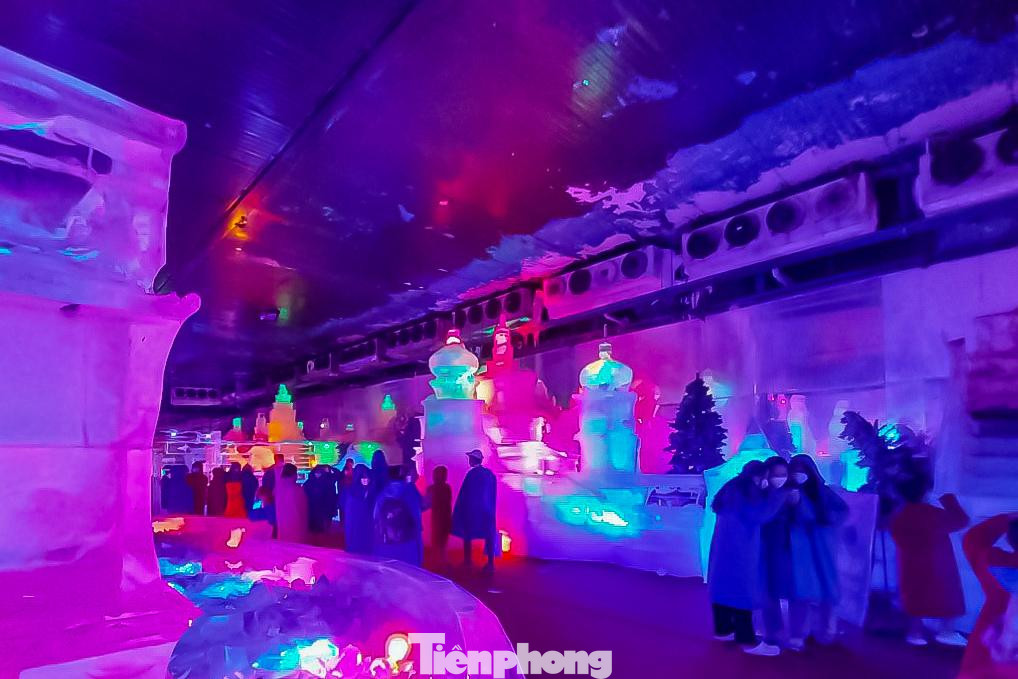 Khu vực vui chơi của Đầm Sen khô thu hút khách tham quan nhiều nhất là khu Băng Đăng và tàu lượn siêu tốc.