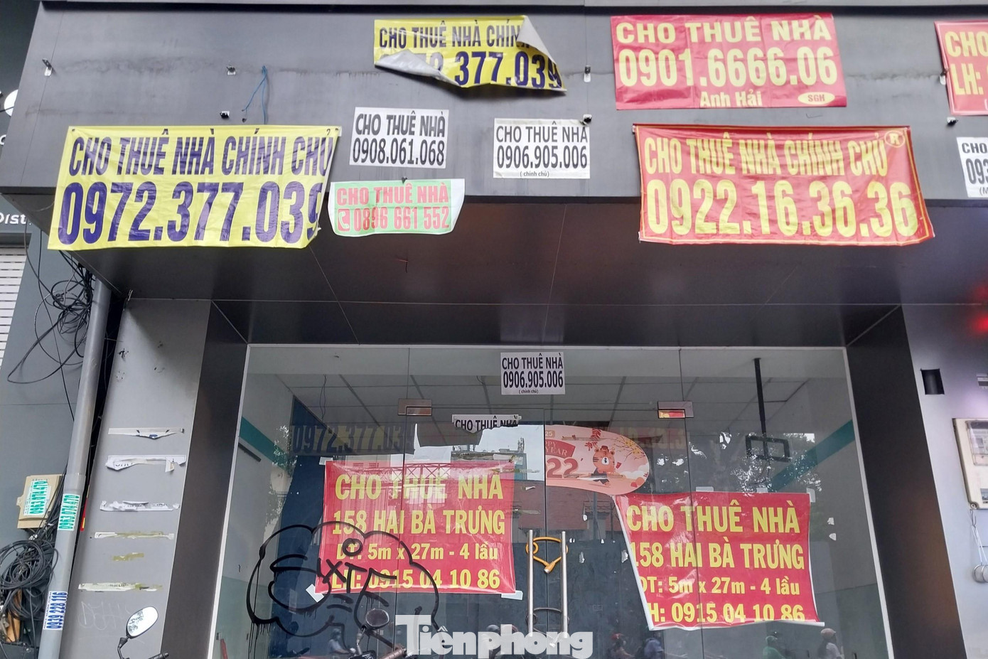 Dạo quanh tuyến đường Hai Bà Trưng, đoạn từ ngã tư Điện Biên Phủ đến Nguyễn Thị Minh Khai (phường Đa Kao, quận 1) Tiền Phong ghi nhận nhiều mặt bằng có vị trí vô cùng đắc địa nhưng bên ngoài cửa luôn then cài, treo bảng cho thuê, bên trong trống rỗng.