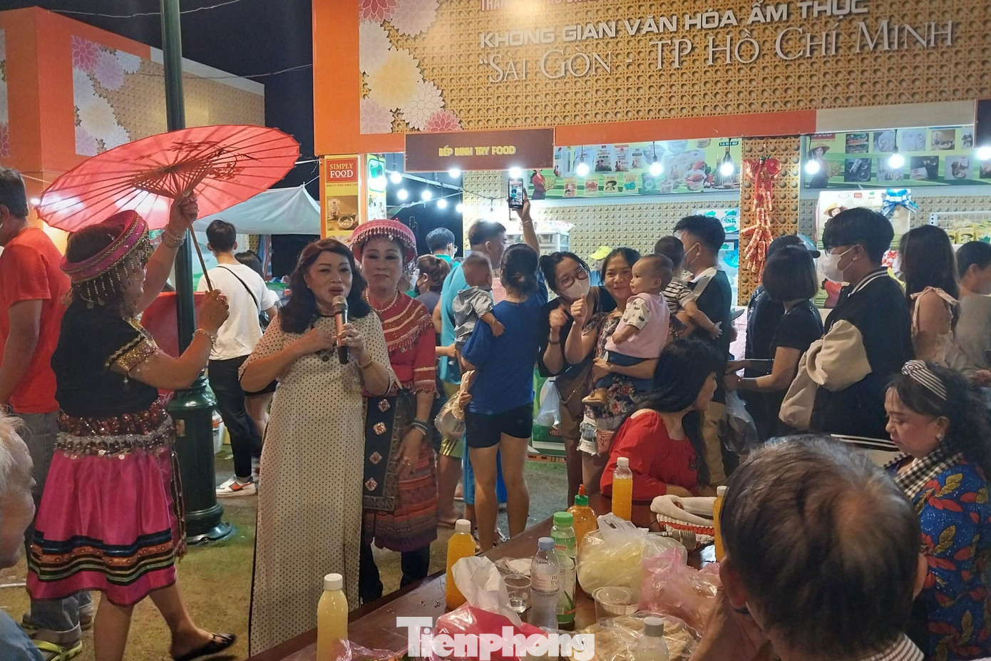 Tại khu Ẩm thực Sài Gòn xưa quy tụ các món ăn của Sài Gòn, ẩm thực của các nhà hàng, đầu bếp uy tín và phục vụ biểu diễn một số tiết mục nghệ thuật dân gian như Đờn ca tài tử, hát Xẩm,...