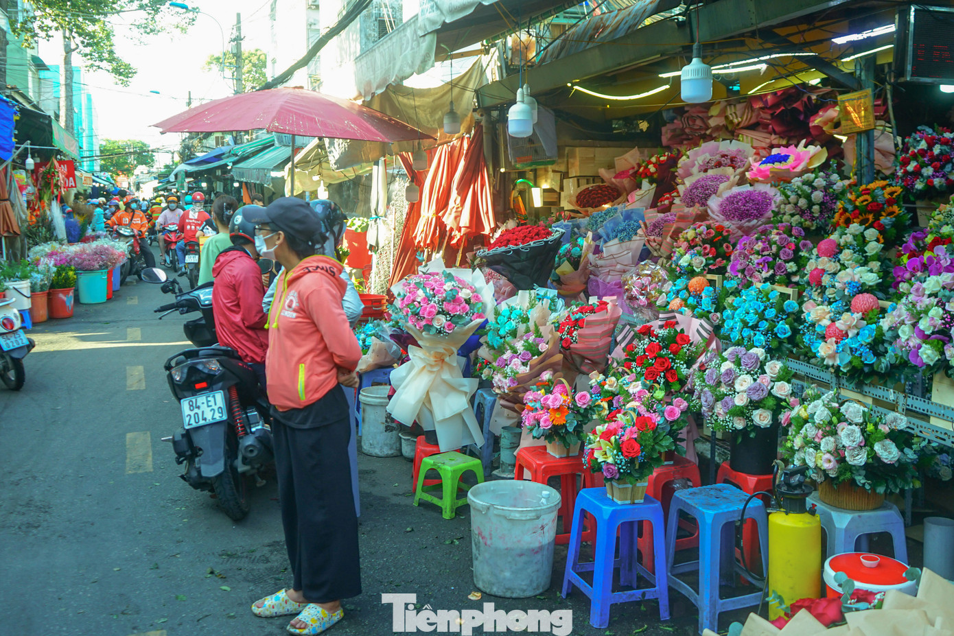 Tại chợ hoa Hồ Thị Kỷ (quận 10), trong ngày Valentine, hầu hết các quầy bán hoa đều có rất nhiều khách ghé chọn mua.