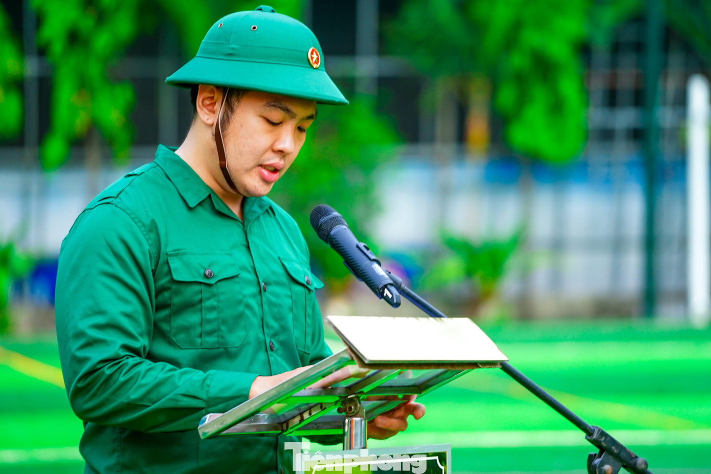 Trước khi lên xe về các đơn vị, tân binh Nguyễn Duy Anh thay mặt các công dân tham gia nghĩa vụ quân sự tuyên thệ sẽ cố gắng thích nghi với môi trường trong quân ngũ trong thời gian sớm nhất để hoàn thành nhiệm vụ mà địa phương và gia đình giao phó.