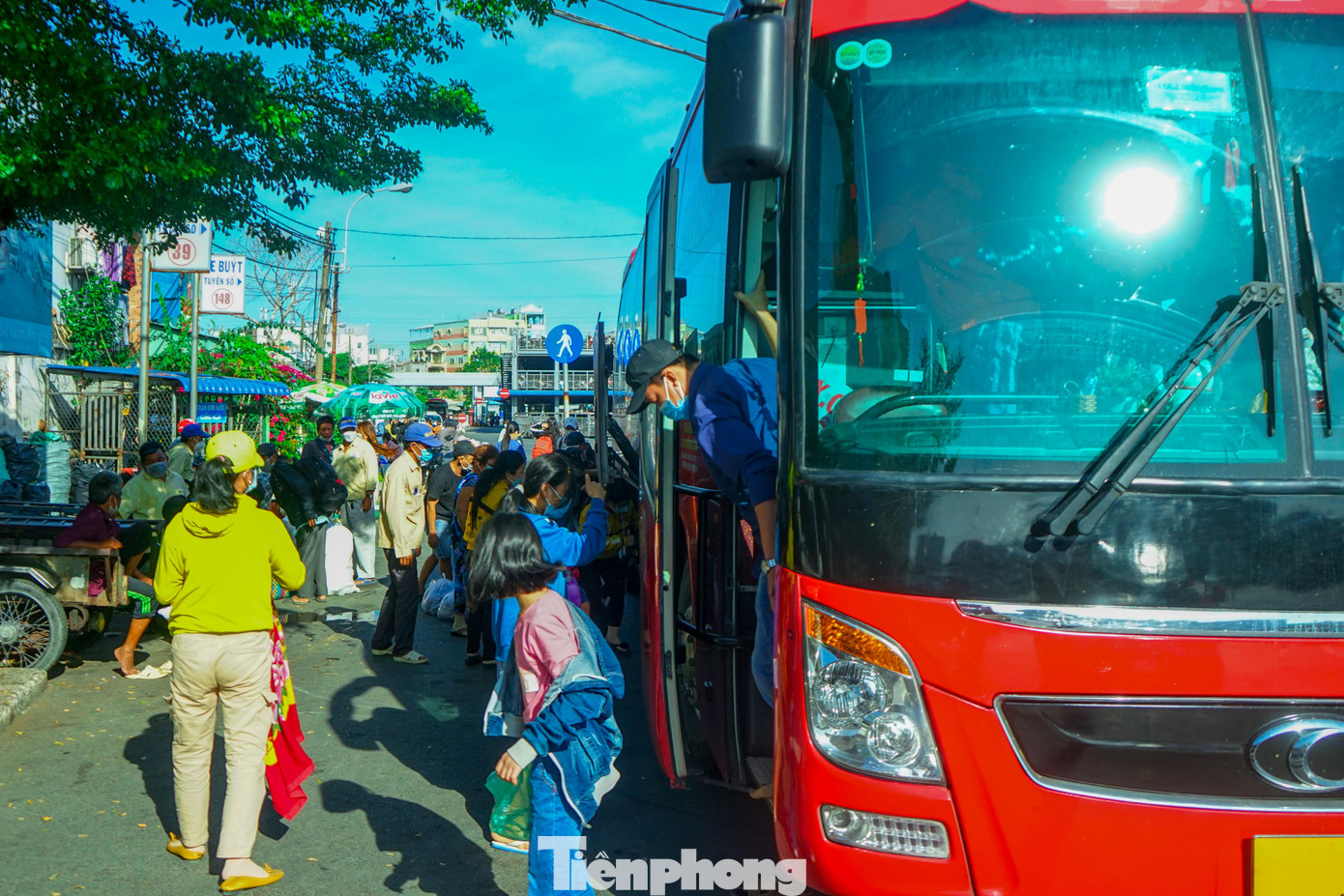 Sáng 6/2, nhiều bến xe tại TPHCM bắt đầu nhộn nhịp trở lại khi lượng người về lại thành phố sau kỳ nghỉ tết Nguyên đán có xu hướng chọn phương tiện xe khách để di chuyển đột ngột tăng cao.