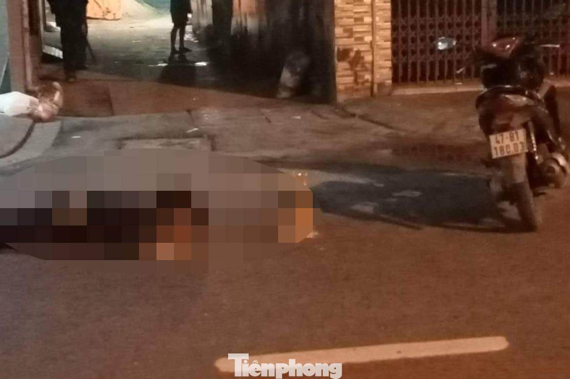 Nam thanh niên tử vong trong tư thế mặt úp xuống đường