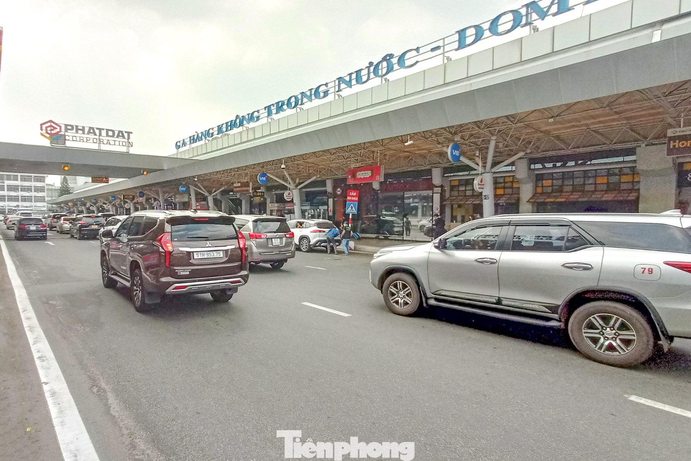 Tại khu vực đón trả khách trước cửa ga quốc nội, dòng xe ô tô liên tiếp nối đuôi nhau để đưa người vào ga.