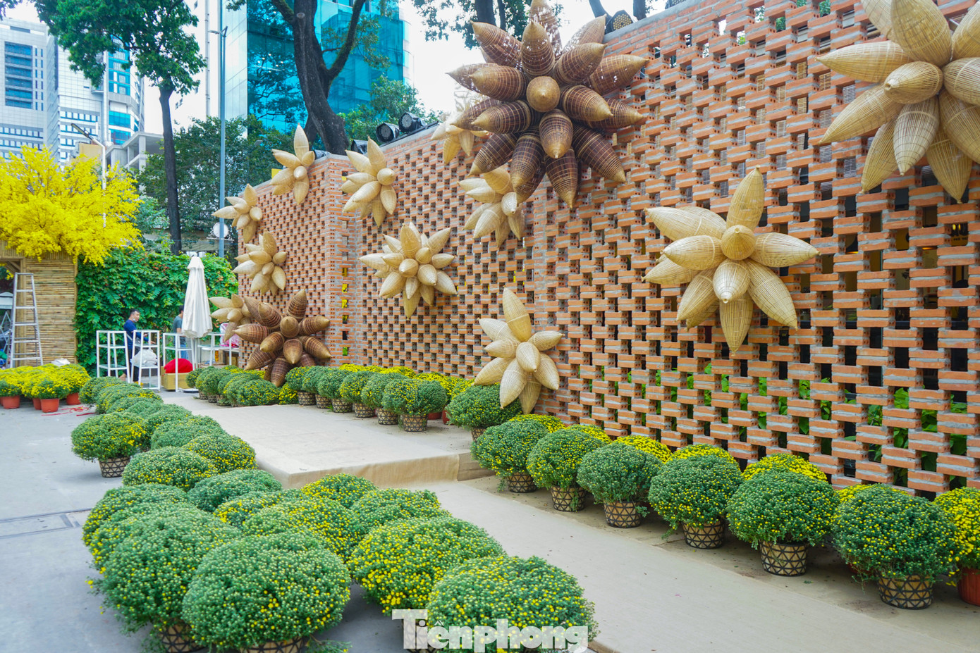 Một tiểu cảnh đã hoàn thiện bên trong Phố ông đồ