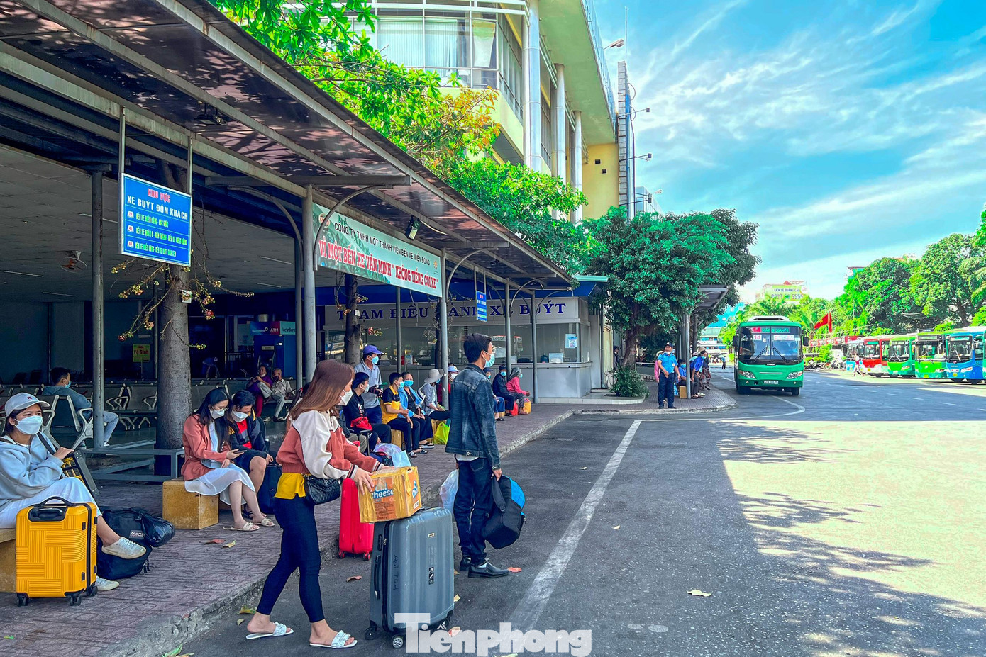 Tại bến xe Miền Đông (quận Bình Thạnh) cũng ghi nhận tình trạng tương tự như bến xe Miền Tây. Lượng xe xuất bến tại đây ít, nhưng lượng xe từ các tỉnh lại đổ về khá đông.