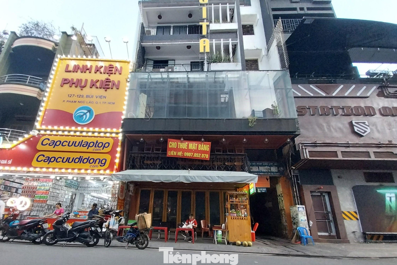 Anh Trần Hoàng Minh - chủ một mặt bằng trên đường Bùi Viện (quận 1) cho biết, vừa điều chỉnh giá thuê từ 80 triệu/tháng xuống mức 50 triệu/tháng, thấp hơn mức trước dịch (2019). Nhiều người đến hỏi để thuê nhưng sau khi trả giá không được thì… "một đi không trở lại".