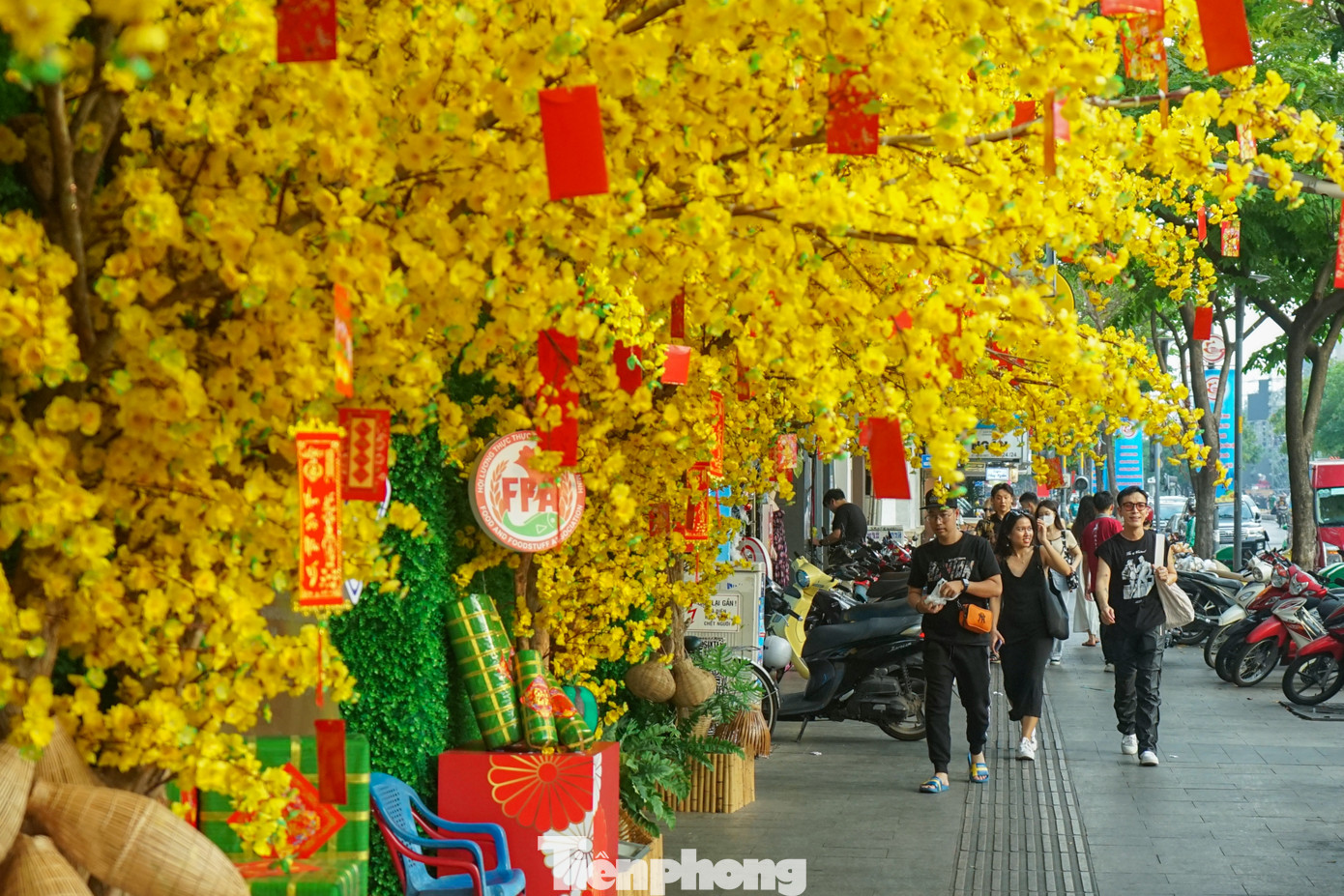 Ngoài ra tại một số cửa hàng, trụ sở doanh nghiệp tại khu vực xung quanh phố đi bộ Nguyễn Huệ cũng đã bắt đầu rợp sắc xuân.