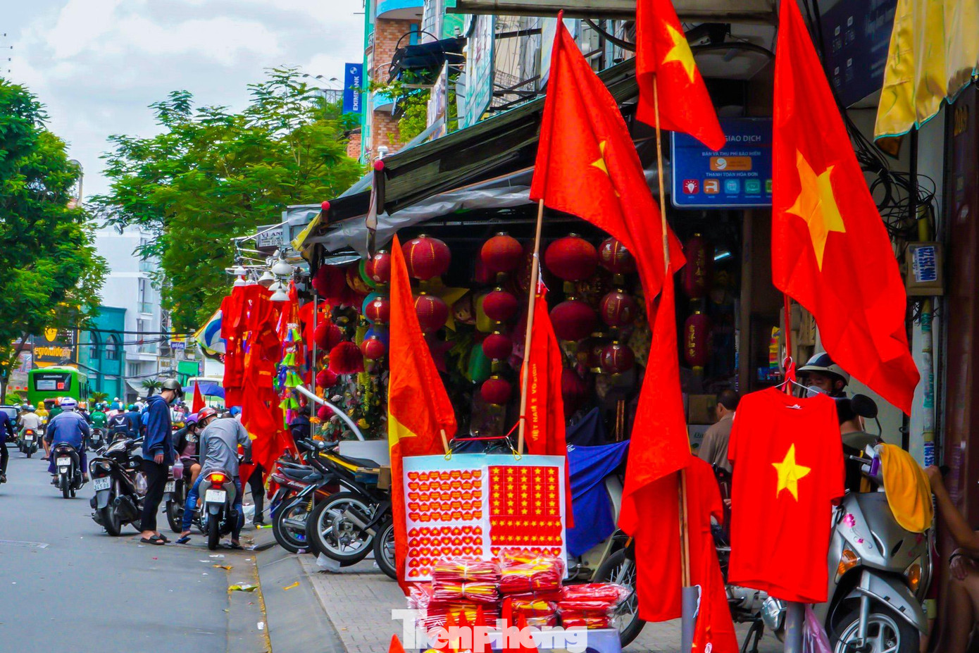 Tại các tuyến đường như Trần Hưng Đạo, Nguyễn Trãi, Hải Thượng Lãn Ông (đoạn qua địa bàn quận 5) các sản phẩm đồ lưu niệm, áo, cờ cổ vũ SEA Games 31 cũng được bày bán với đa dạng.