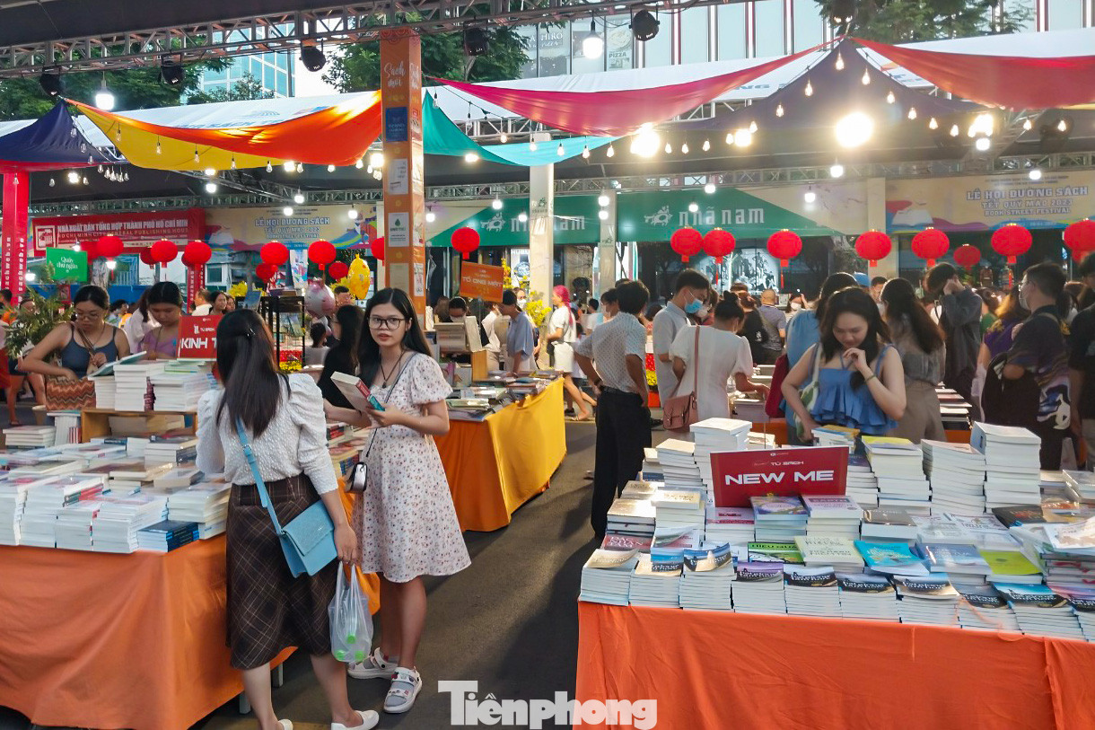 Lễ hội Đường sách Tết là hoạt động thường niên của TPHCM nhằm tạo không gian văn hóa, giải trí cho người dân thành phố đến du xuân, thưởng lãm trong dịp Tết cổ truyền của dân tộc.