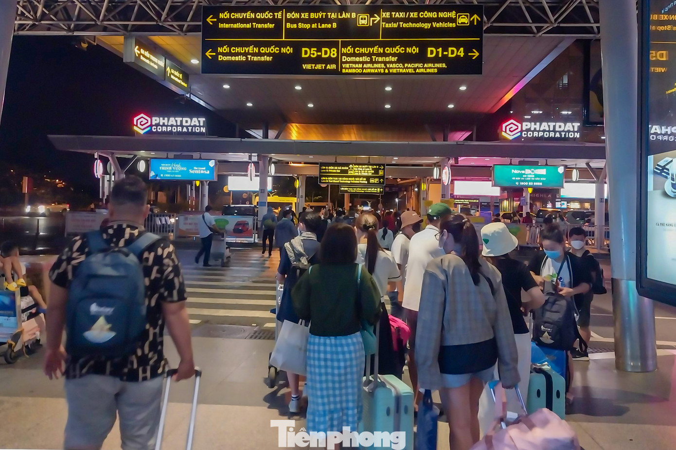 Tại Ga đến trong nước của sân bay Tân Sơn Nhất trong chiều tối cùng ngày, rất đông hành khách đáp chuyến bay đến TPHCM để chuẩn bị đi làm trở lại sau đợt nghỉ Tết Nguyên đán.