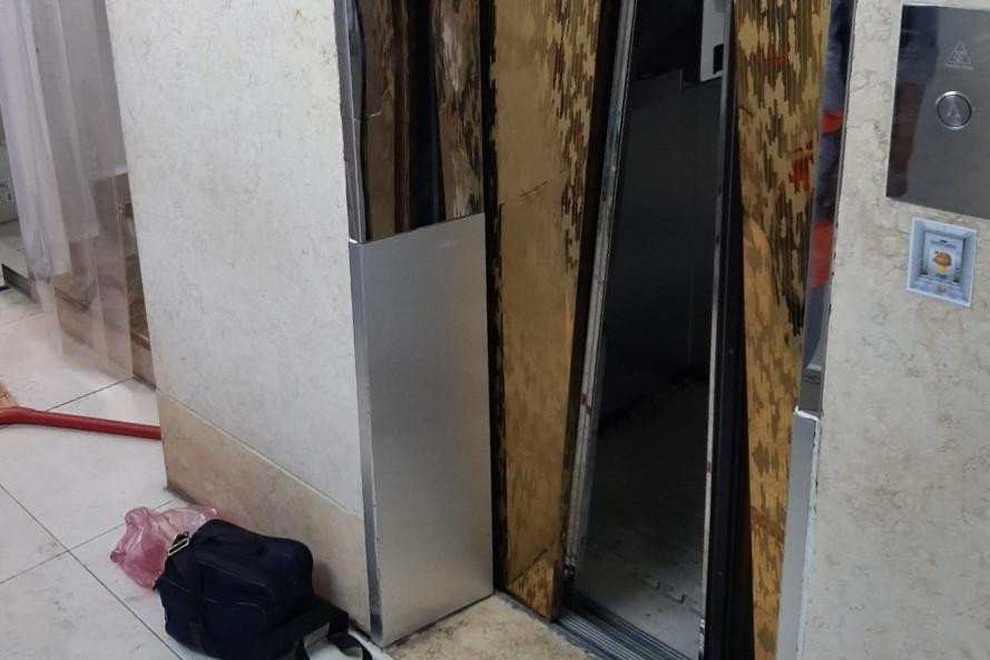 Cửa thang máy bị hư hỏng sau cuộc giải cứu 9 người