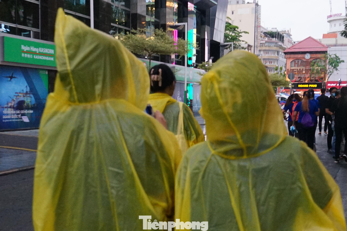 Mặc dù thời tiết hôm nay tại TPHCM và Hà Nội có mưa, nhưng điều đó không làm ảnh hưởng đến tinh thần cổ vũ cháy bỏng của các cổ động viên đội chủ nhà.