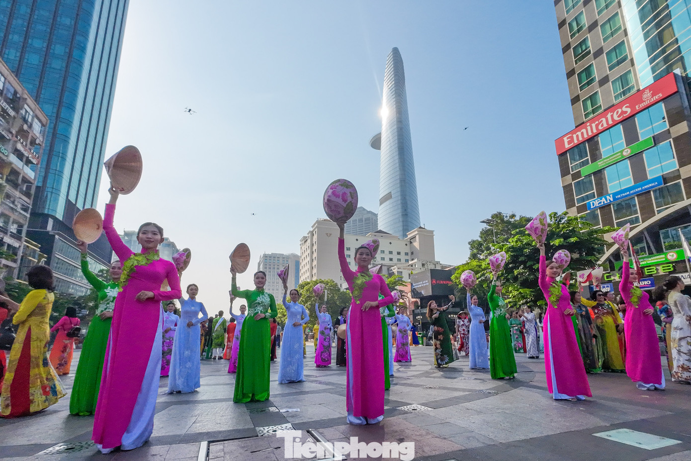 Sáng 5/3 tại phố đi bộ Nguyễn Huệ, Sở Du lịch và Hội Liên hiệp Phụ nữ TPHCM tổ chức chương trình họp mặt kỷ niệm 113 năm ngày Quốc tế Phụ nữ và chương trình diễu hành với áo dài thu hút hơn 3.000 người tham dự.