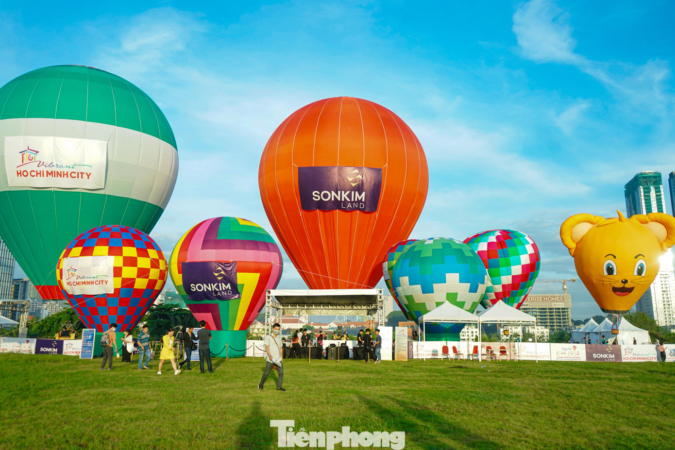 “Ngày hội khinh khí cầu TPHCM lần thứ 2” và &quot;Đại nhạc hội quốc tế Hozo diễn ra từ ngày 8 đến 11/12 tại Công viên nóc hầm vượt sông Sài Gòn (TP.Thủ Đức) và Phố đi bộ Nguyễn Huệ (quận 1)