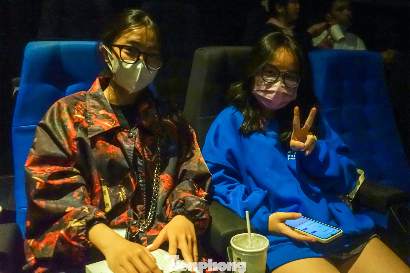 Bạn Xuân Uyên (bên trái) ngụ phường Phước Long A, TP.Thủ Đức chia sẻ, đi du xuân chụp ảnh ở nhiều nơi thấy rất đông đúc nên mới chọn cách đi xem phim cùng các bạn.