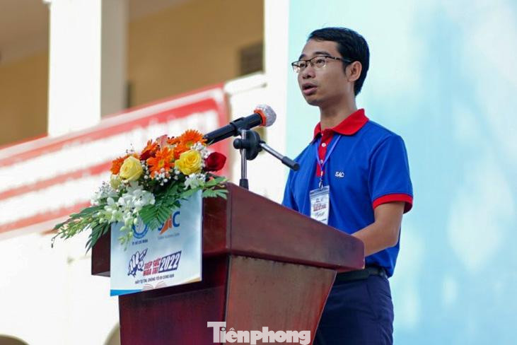 Anh Lê Xuân Dũng - Giám đốc Trung tâm Hỗ trợ học sinh, sinh viên TPHCM phát biểu tại buổi lễ Anh Lê Xuân Dũng - Giám đốc Trung tâm Hỗ trợ học sinh, sinh viên TPHCM phát biểu tại buổi lễ