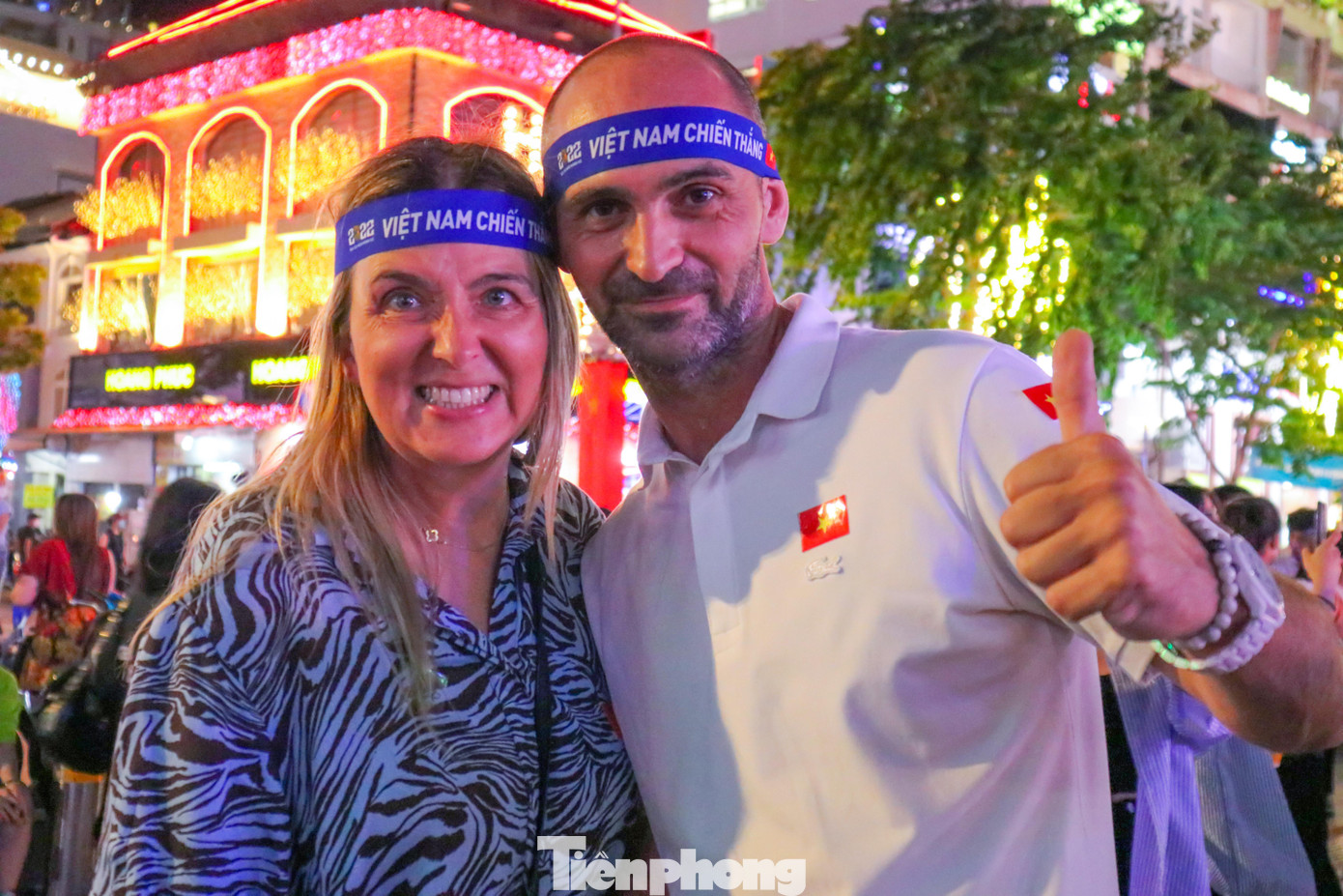 Vợ chồng anh Anna và chị Michael (du khách người Ba Lan) chia sẻ, chúng tôi cảm thấy hào hứng và bóng đá Việt Nam có sức hút vô cùng đặt biệt, chúng tôi sẽ dành cả buổi tối ủng hộ hết mình cho Việt Nam, Việt Nam cố lên..!