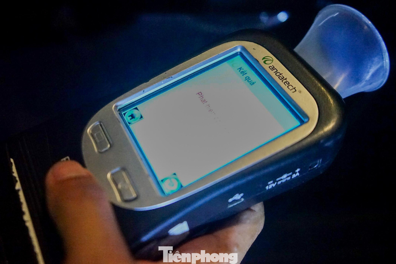 Qua máy đo chuyên dụng, anh L có mức nồng độ cồn là 0,276mg/L khí thở nên tổ công tác tiến hành lập biên bản xử phạt hành chính. Anh L cho biết: “Do bạn bè mời uống xã giao nên tôi chỉ uống 2 lon. Tôi xin cam kết từ nay về sau nếu có uống thì sẽ đặt xe công nghệ về" Qua máy đo chuyên dụng, anh L có mức nồng độ cồn là 0,276mg/L khí thở nên tổ công tác tiến hành lập biên bản xử phạt hành chính. Anh L cho biết: “Do bạn bè mời uống xã giao nên tôi chỉ uống 2 lon. Tôi xin cam kết từ nay về sau nếu có uống thì sẽ đặt xe công nghệ về"