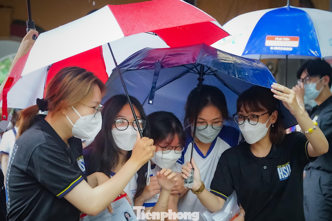 Khâu làm thủ tục và phổ biến quy chế thi diễn ra khá nhanh. Sau 30 phút các thí sinh đã được phép ra về dưới sự hỗ trợ che mưa cực kỳ nhiệt tình đến từ các bạn tình nguyện viên Tiếp sức mùa thi trường ĐH Văn Hiến. Khâu làm thủ tục và phổ biến quy chế thi diễn ra khá nhanh. Sau 30 phút các thí sinh đã được phép ra về dưới sự hỗ trợ che mưa cực kỳ nhiệt tình đến từ các bạn tình nguyện viên Tiếp sức mùa thi trường ĐH Văn Hiến.