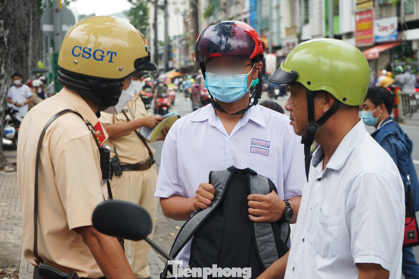 Phụ huynh em P. phân trần với CSGT sau khi phương tiện bị lập biên bản Phụ huynh em P. phân trần với CSGT sau khi phương tiện bị lập biên bản